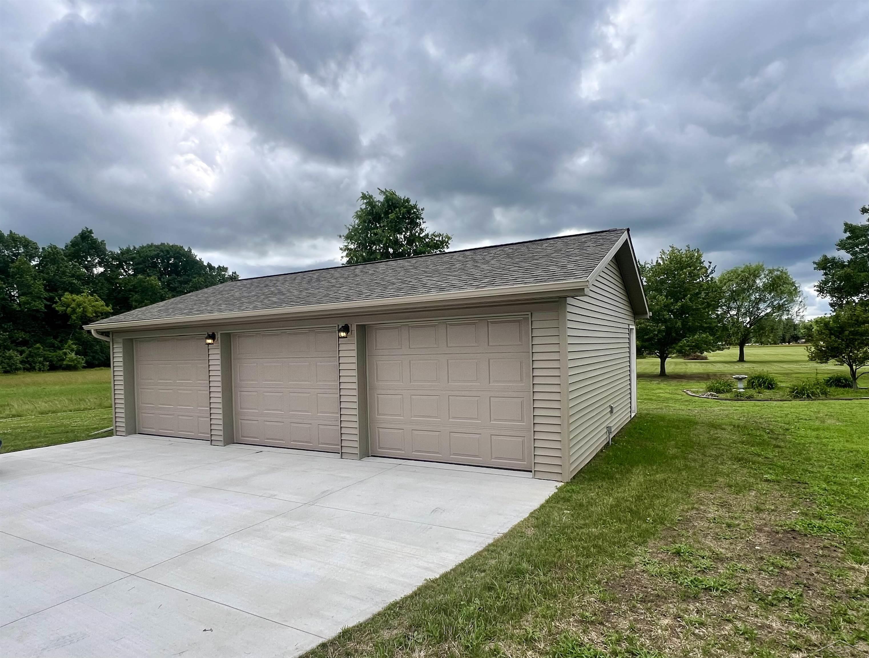 3841 Hackett Road Saginaw, MI 48603 - Photo 2 of 44 3-Car Additional Garage