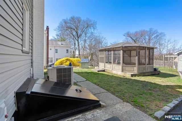 a view of a house with backyard