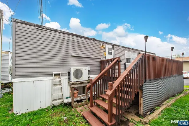 a view of entryway patio and entertaining space