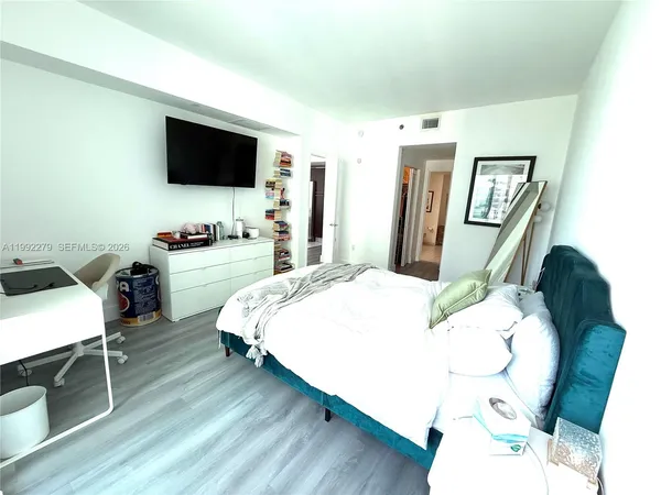 $705,000 | 950 Brickell Bay Drive, Unit 2706, Miami, FL 33131