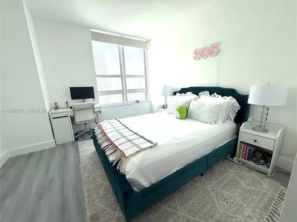 $705,000 | 950 Brickell Bay Drive, Unit 2706, Miami, FL 33131