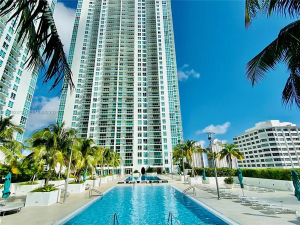 $705,000 | 950 Brickell Bay Drive, Unit 2706, Miami, FL 33131