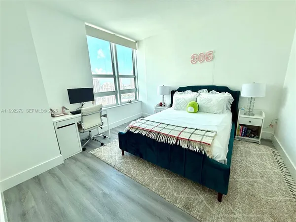 $705,000 | 950 Brickell Bay Drive, Unit 2706, Miami, FL 33131