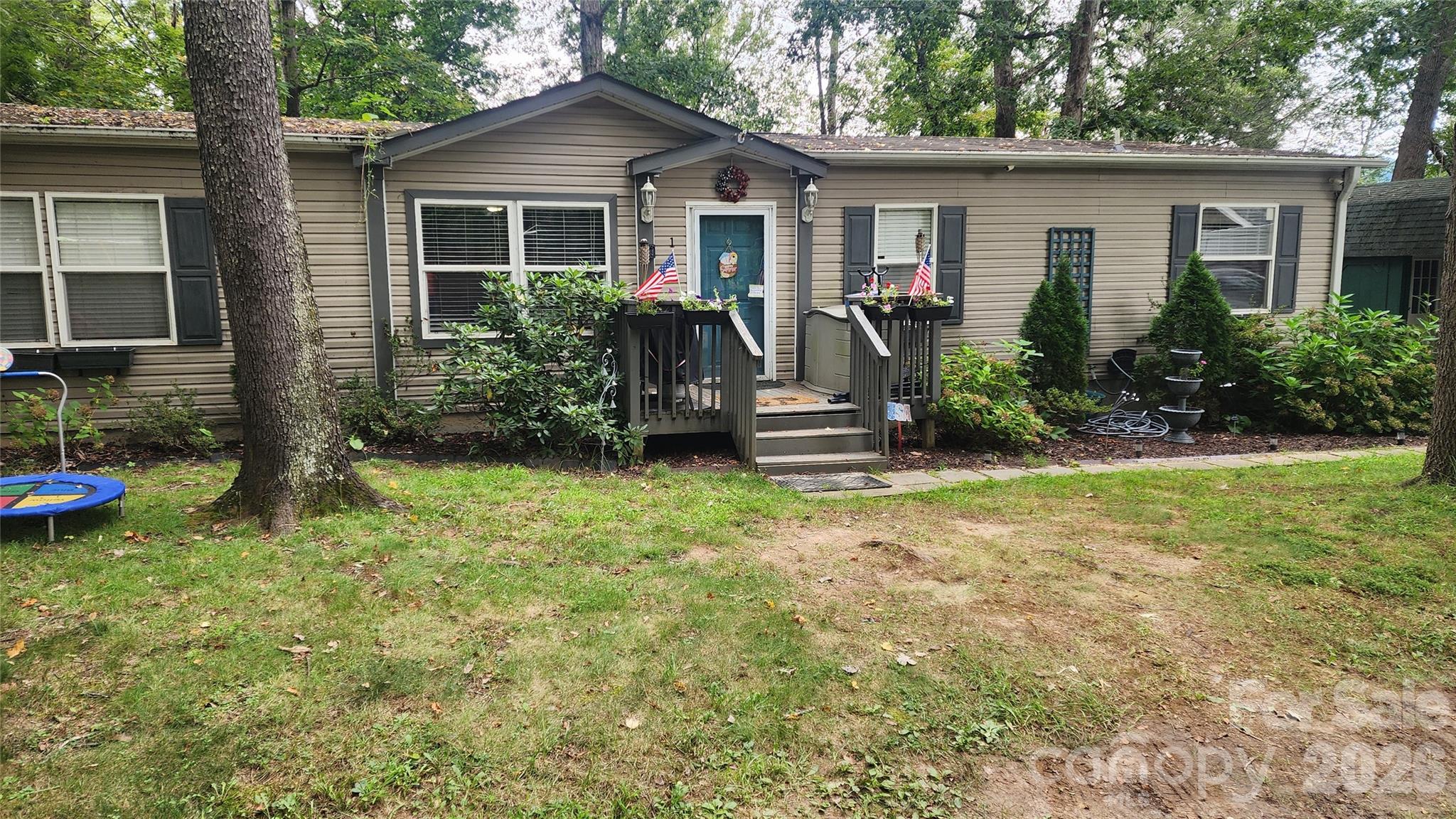 a view of a house with backyard and garden