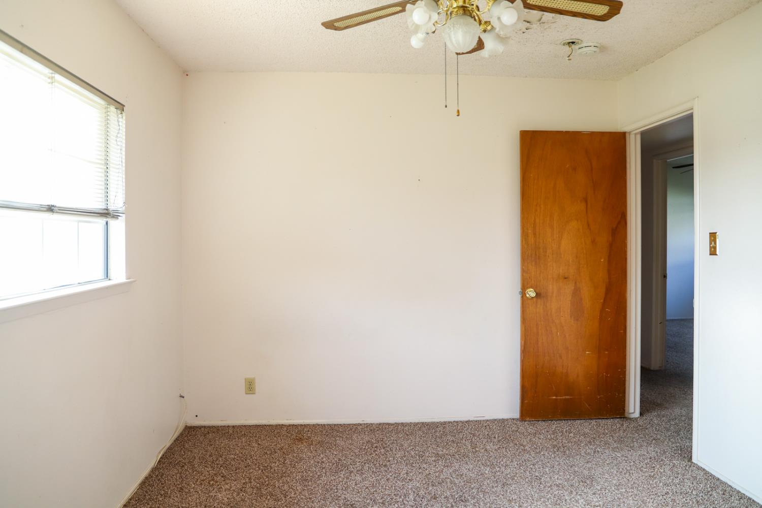 223 South Kady Avenue Reedley, CA 93654 - Photo 13 of 24 an empty room with a window