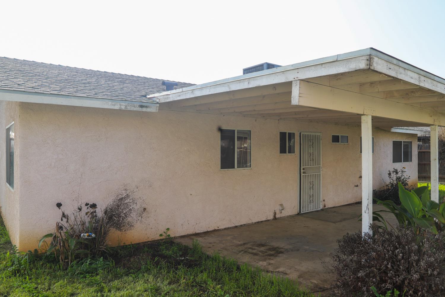 223 South Kady Avenue Reedley, CA 93654 - Photo 22 of 24 a backyard of a house