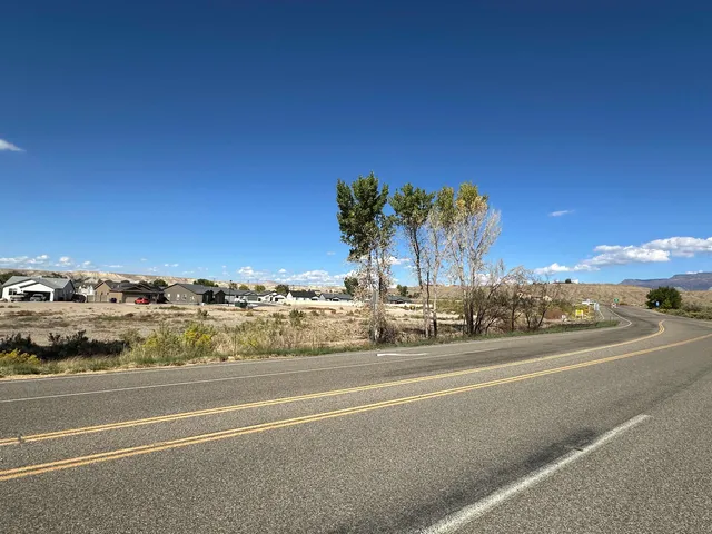 a view of a parking area