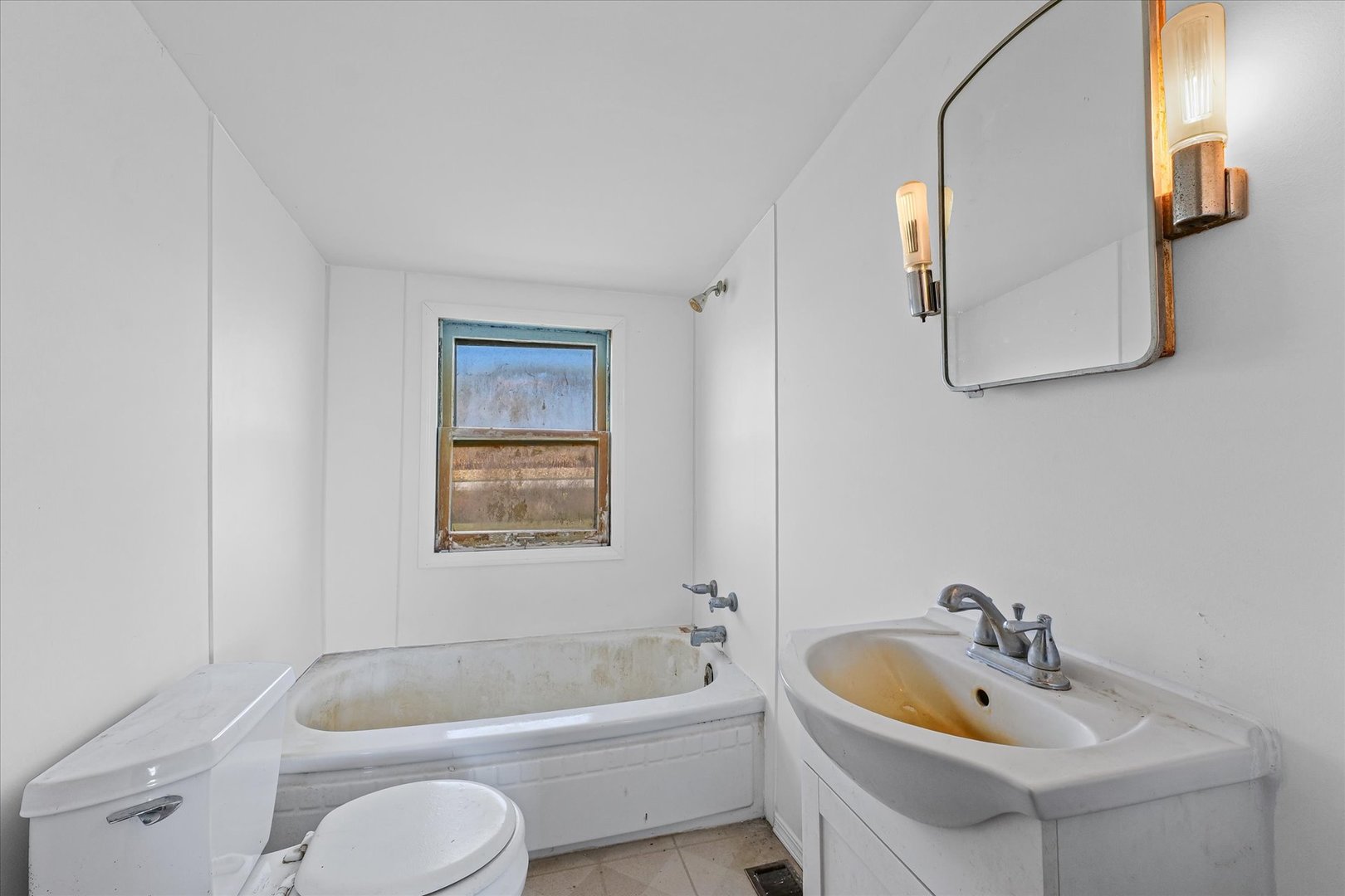 139 North 1500E Road Paxton, IL 60957 - Photo 16 of 49 a bathroom with a tub a sink and a mirror