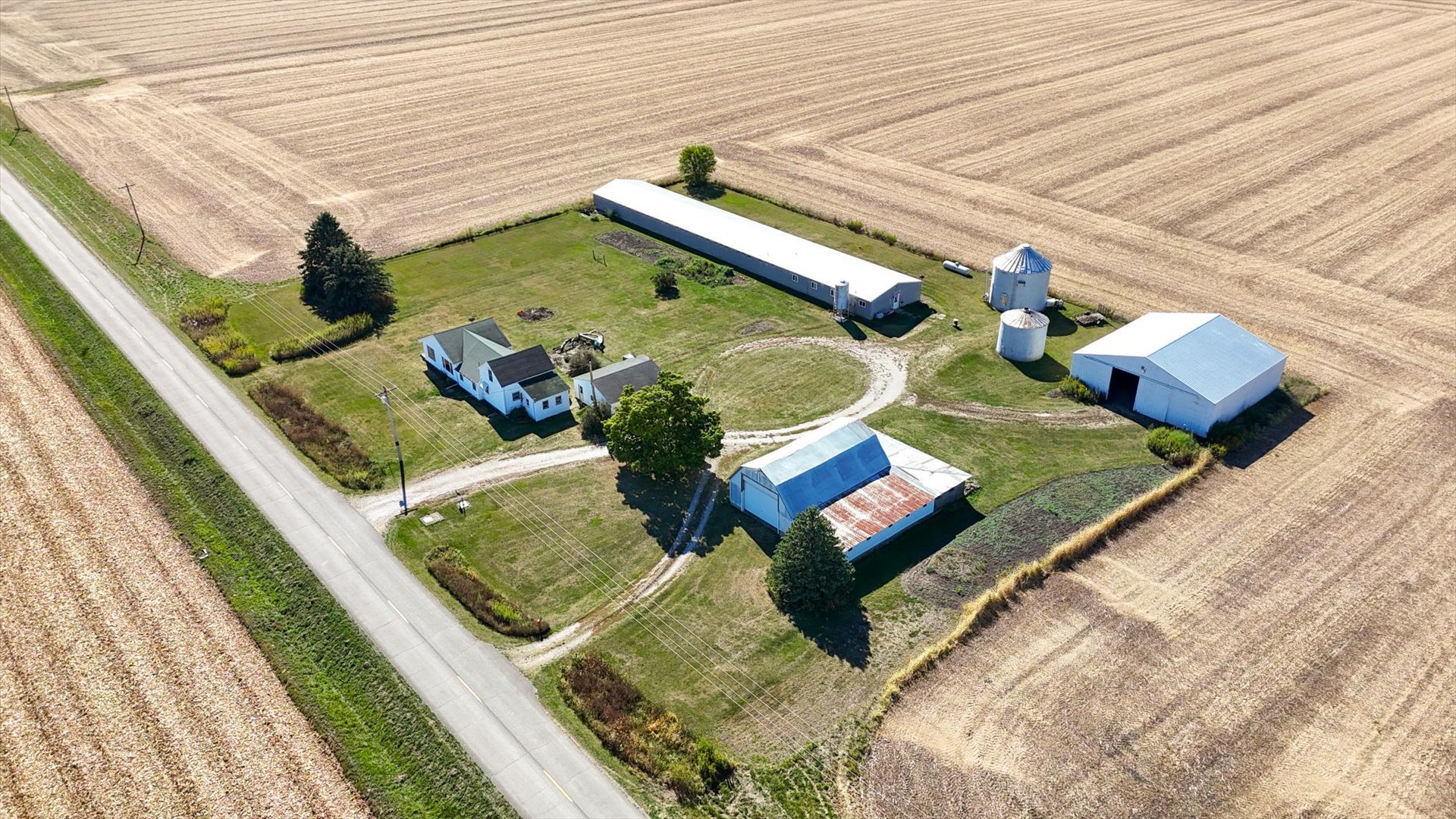 139 North 1500E Road Paxton, IL 60957 - Photo 2 of 49 a view of a couches in the patio