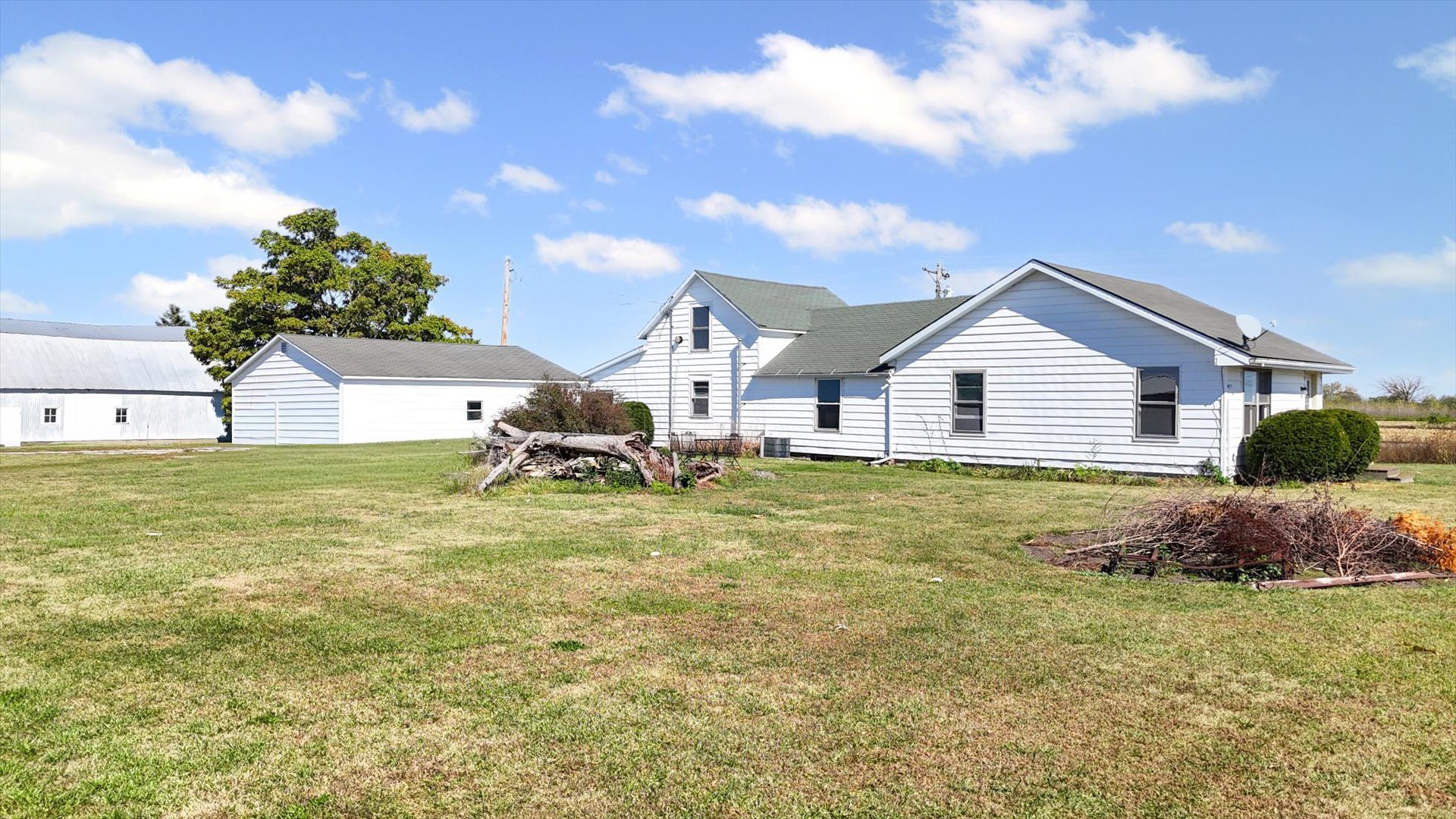139 North 1500E Road Paxton, IL 60957 - Photo 24 of 49 a view of a house with a backyard