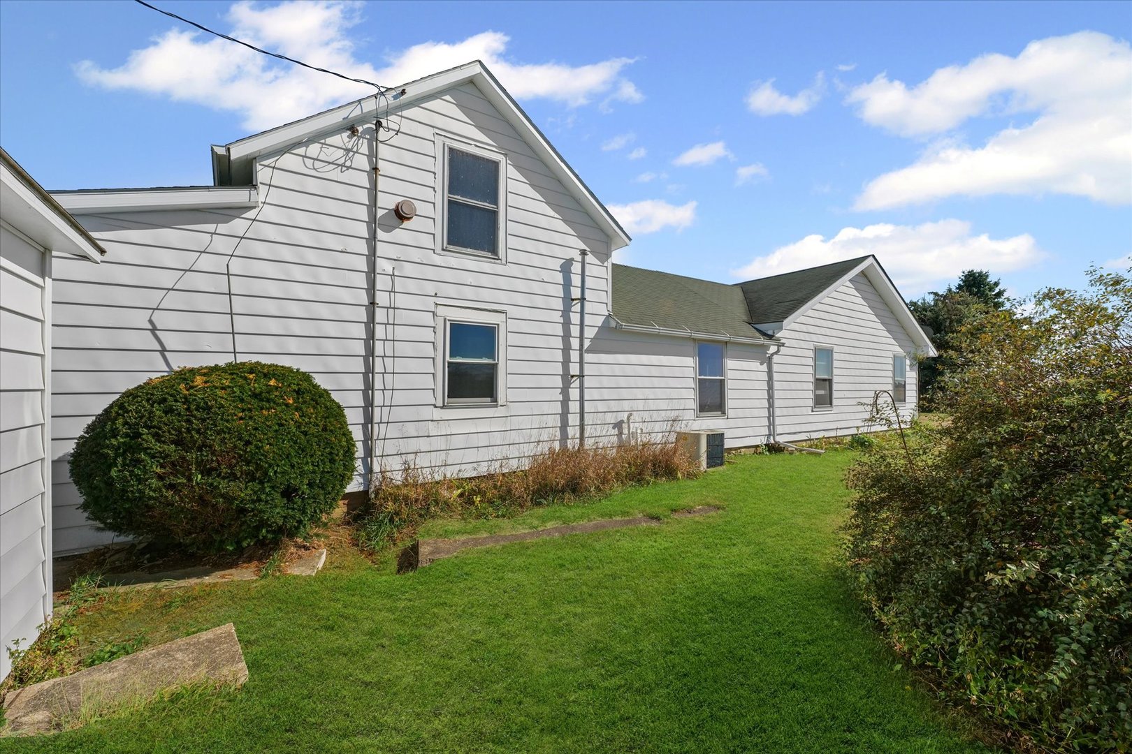139 North 1500E Road Paxton, IL 60957 - Photo 25 of 49 a view of a house with backyard