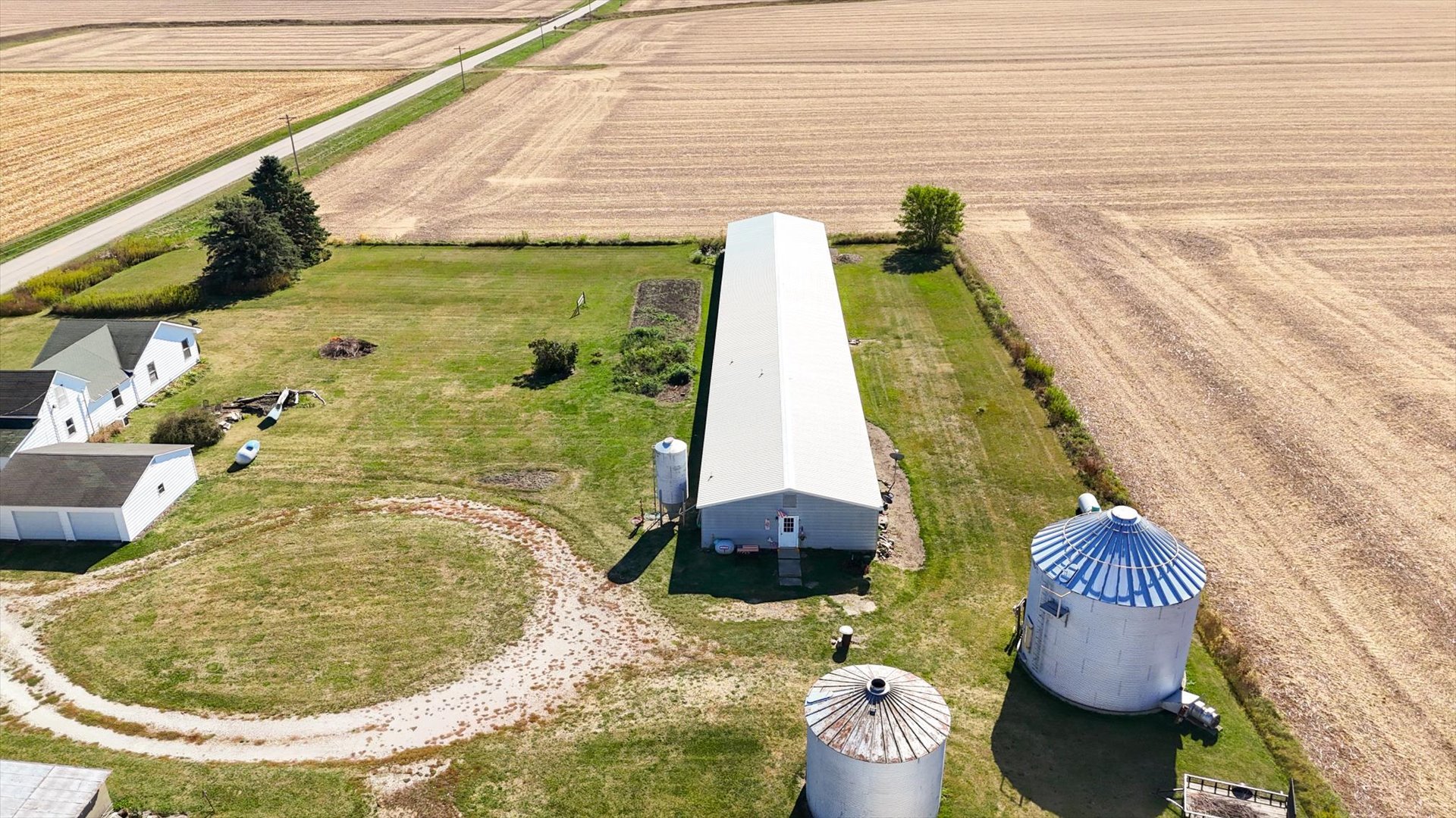 139 North 1500E Road Paxton, IL 60957 - Photo 30 of 49 a bathroom with a sink and bathtub