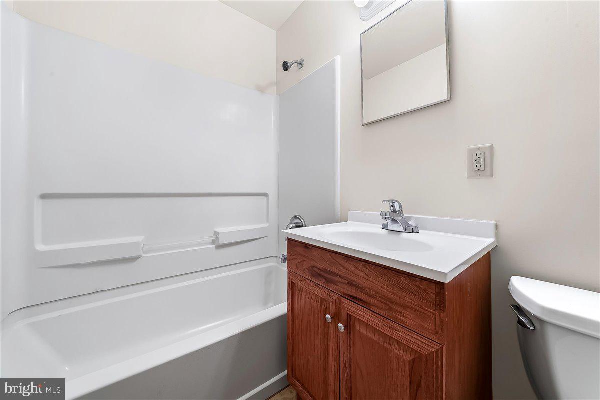 45 Osage Road Claymont, DE 19703 - Photo 17 of 25 Full Hall Bath