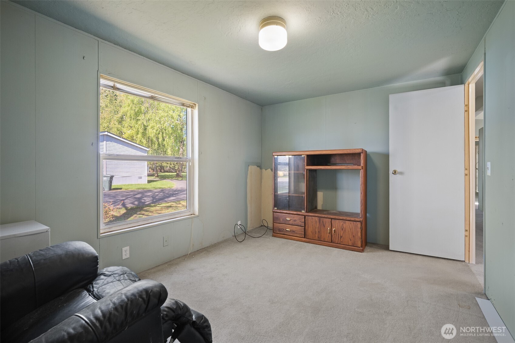 2350 Douglas Road, Unit 37 Ferndale, WA 98248 - Photo 38 of 40 a living room with furniture and a window