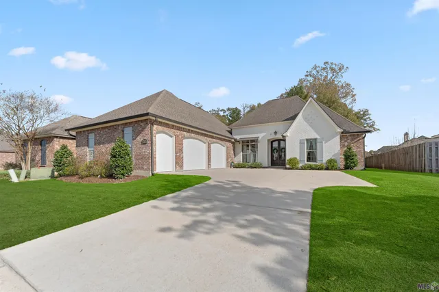 $475,000 | 9130 Villa Crossing Drive, Greenwell Springs, LA 70739