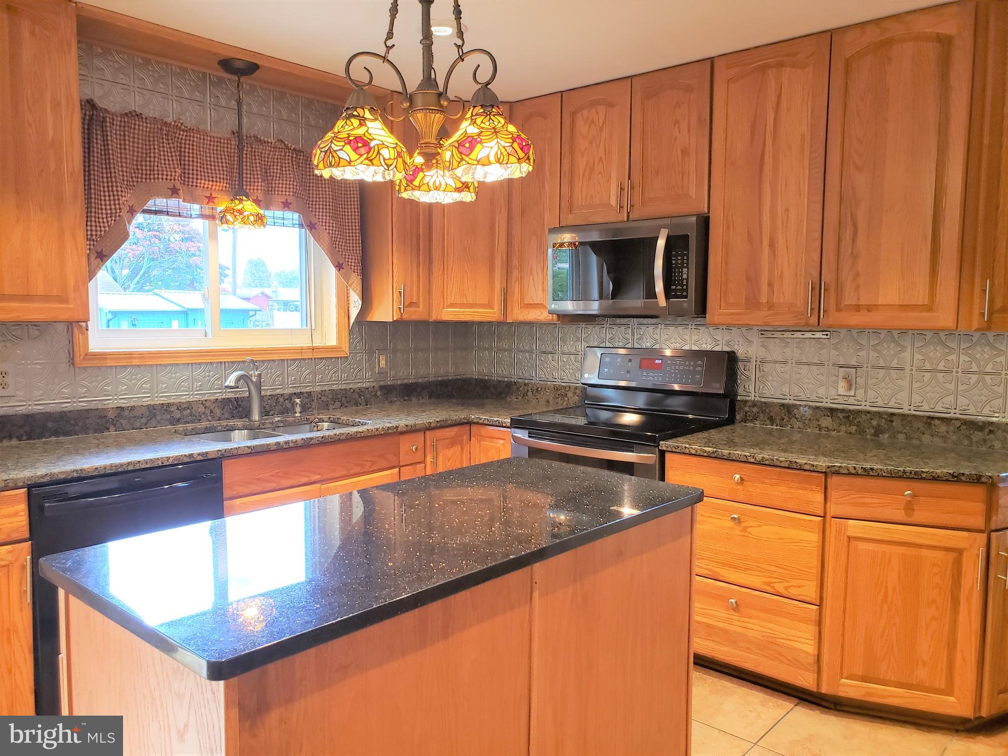 11510 Englewood Road Hagerstown, MD 21740 - Photo 7 of 35 Oak Cabinetry, and Granite Counter tops