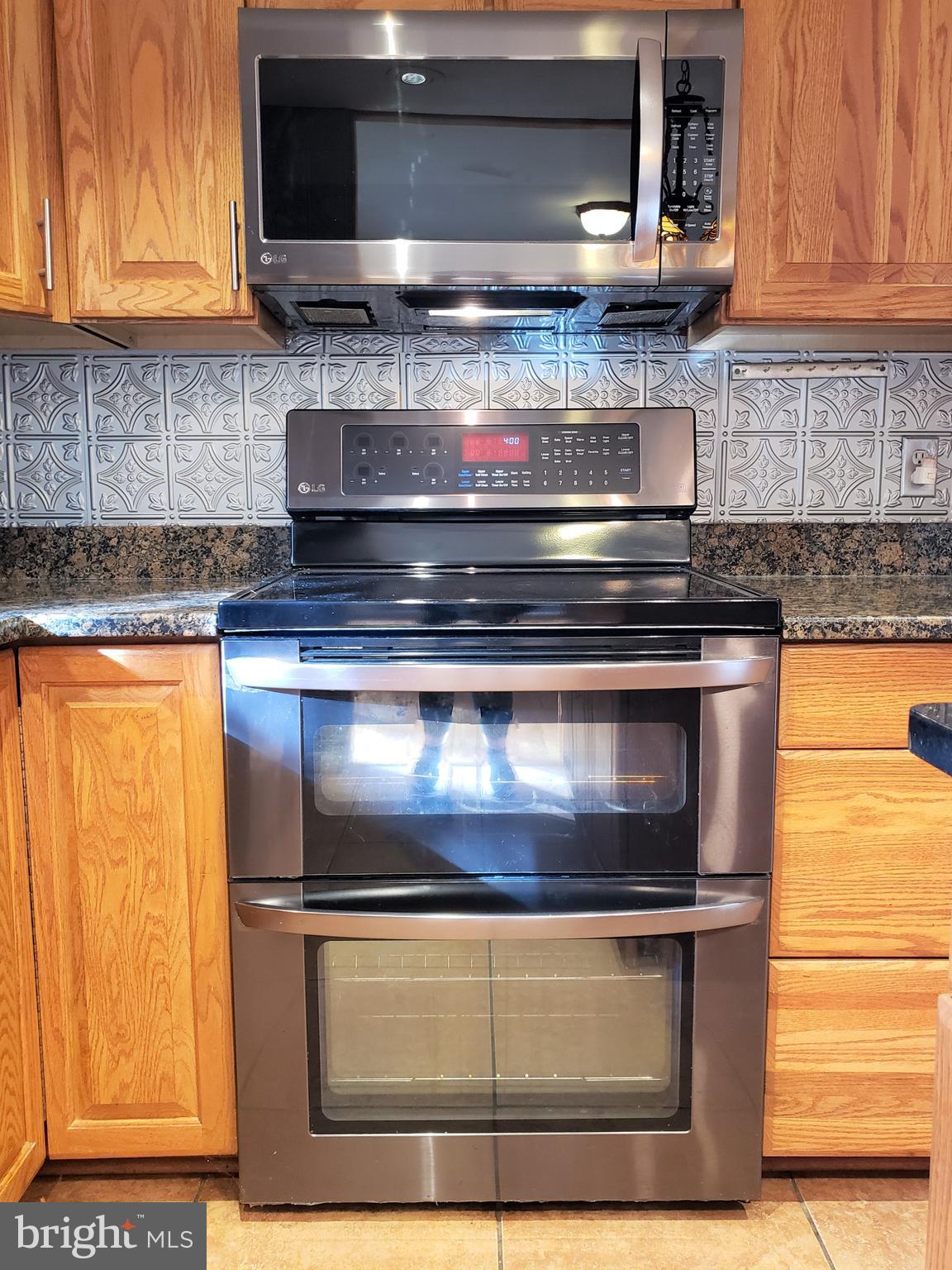 11510 Englewood Road Hagerstown, MD 21740 - Photo 10 of 35 Ceramic Top - Double Oven with Micro