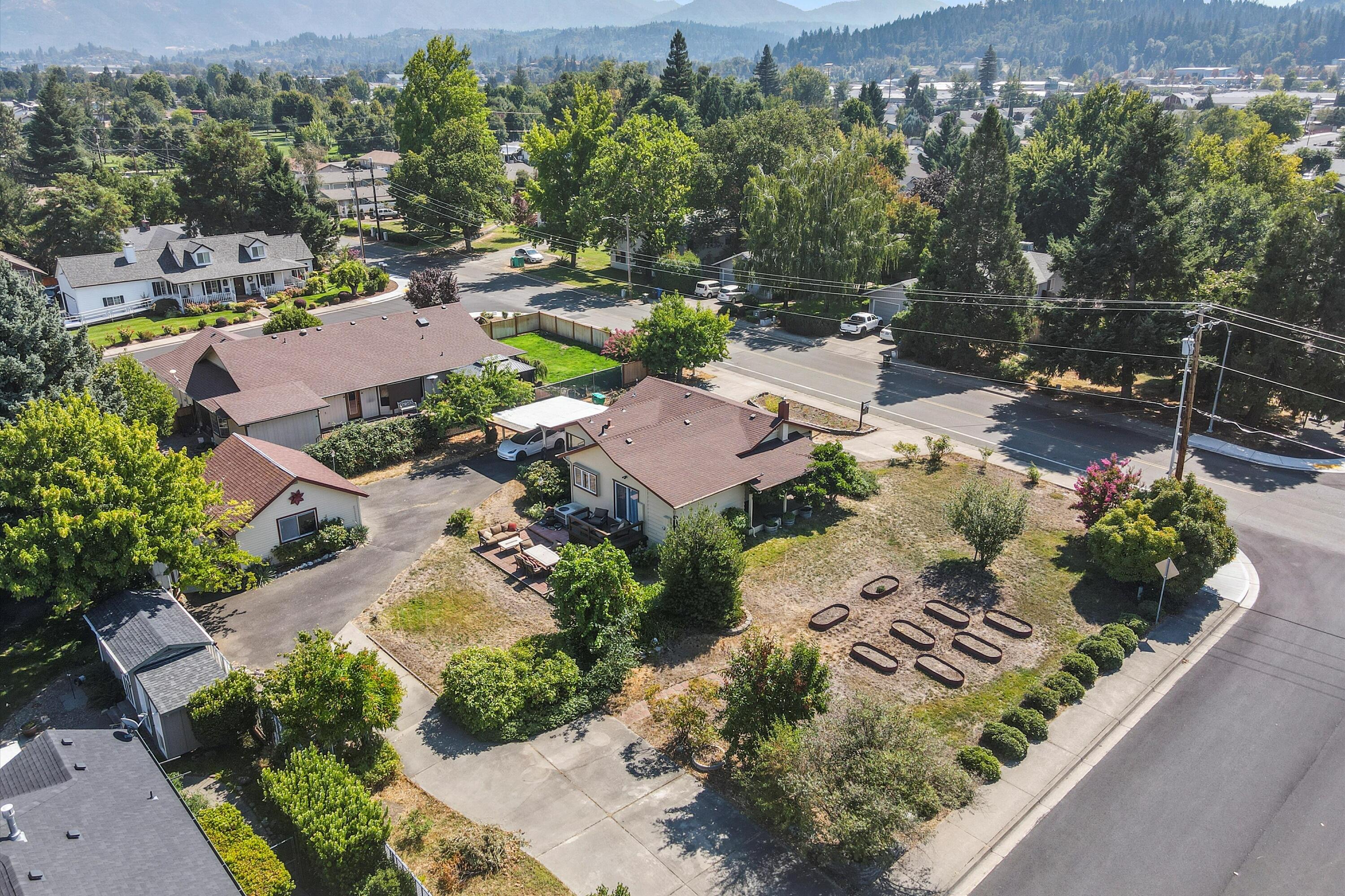 1635 Leonard Road Grants Pass, OR 97527 - Photo 9 of 37 01-DJI_0294