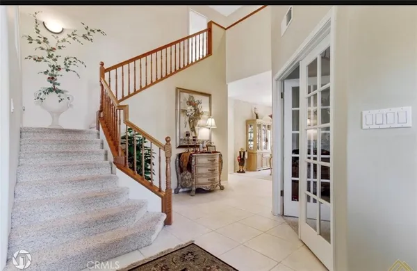 a view of an entryway with workspace