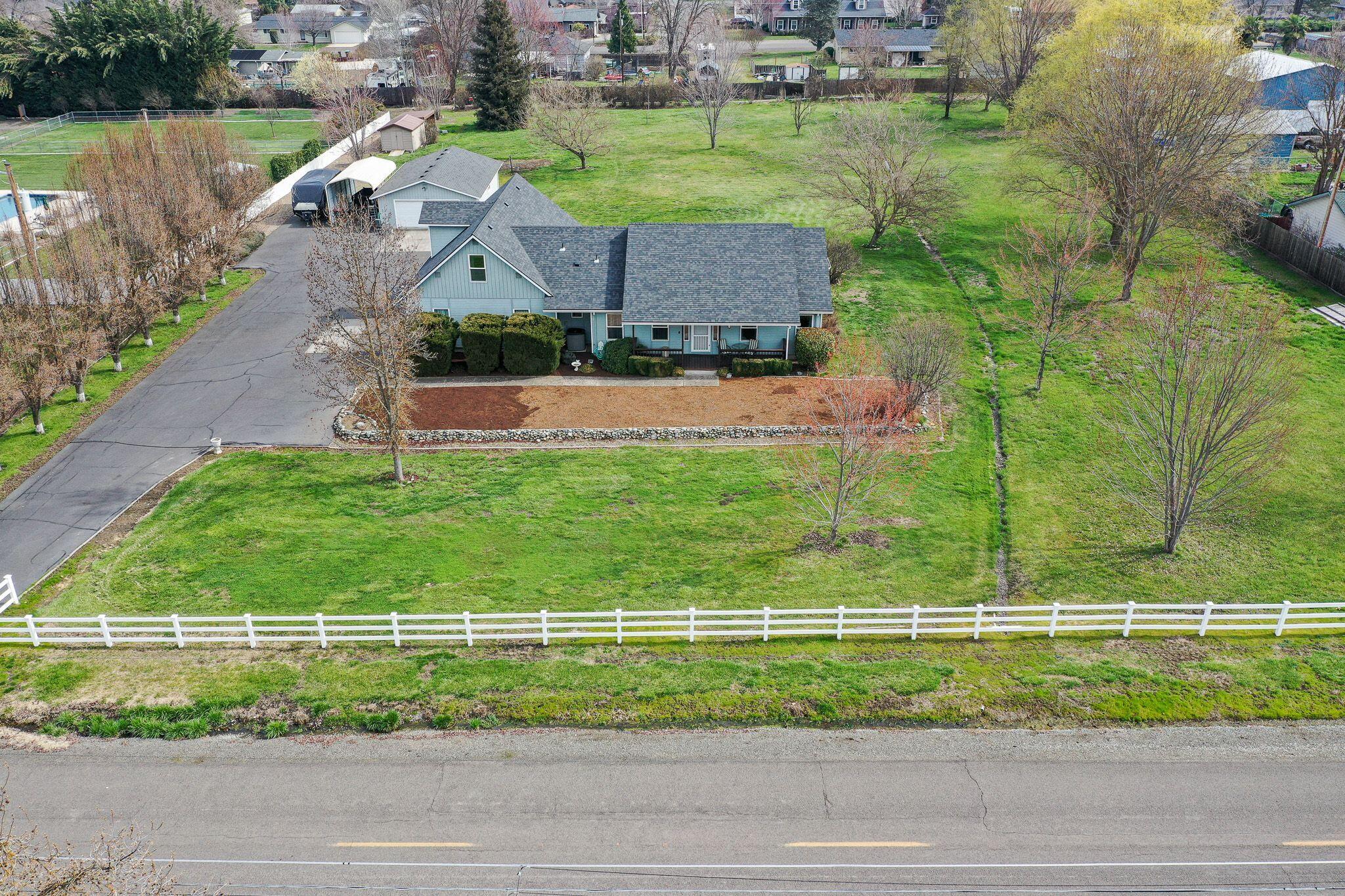 1747 Minear Road Medford, OR 97501 - Photo 2 of 35 Minear