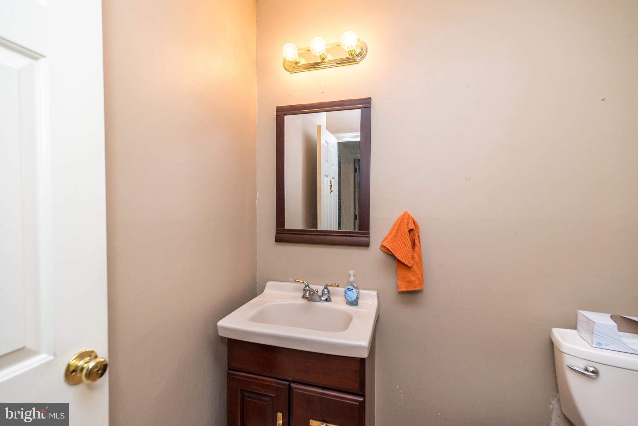 3 Lee Road Norristown, PA 19403 - Photo 33 of 43 Powder Room Main Fl