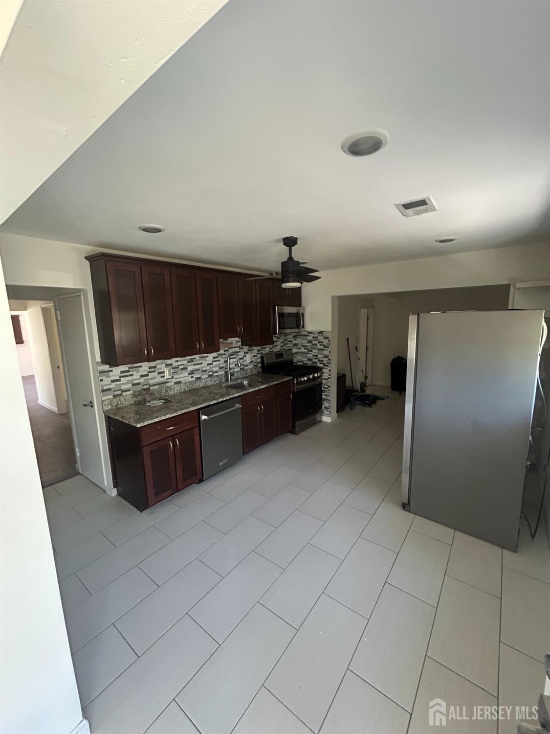 17 Raleigh Road Edison, NJ 08817 - Photo 7 of 16