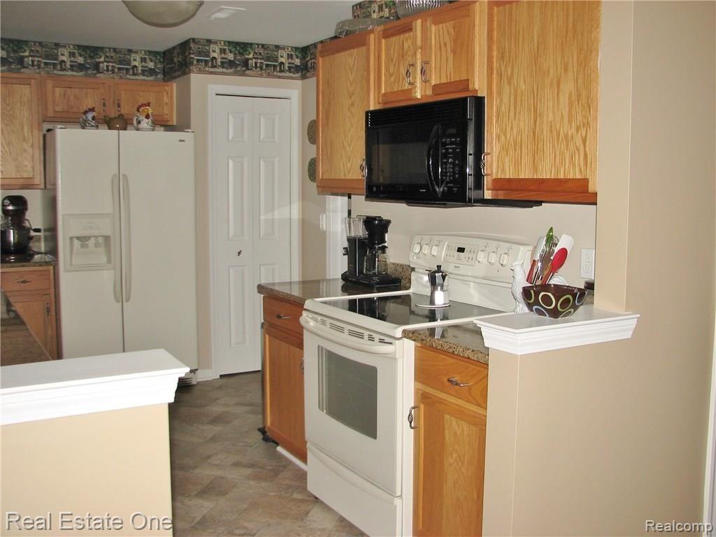 1910 Flagstone Circle, Unit 134 Rochester, MI 48307 - Photo 9 of 17 IMG_7884.JPG