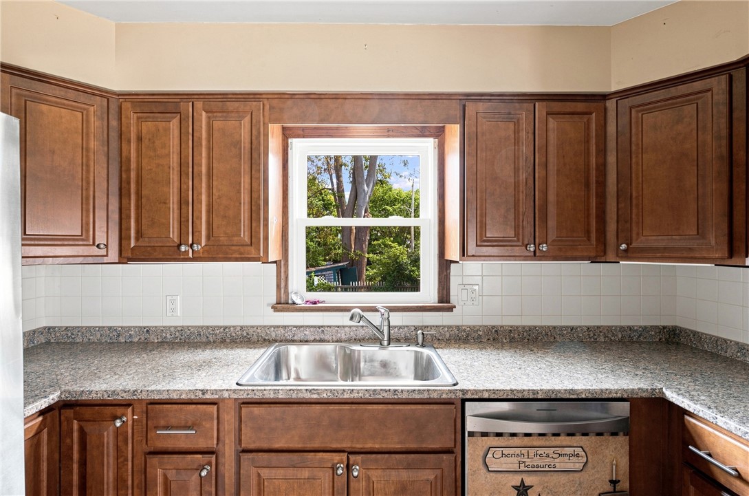 20 Wood Road Middletown, RI 02842 - Photo 9 of 28 Gallery Image 9