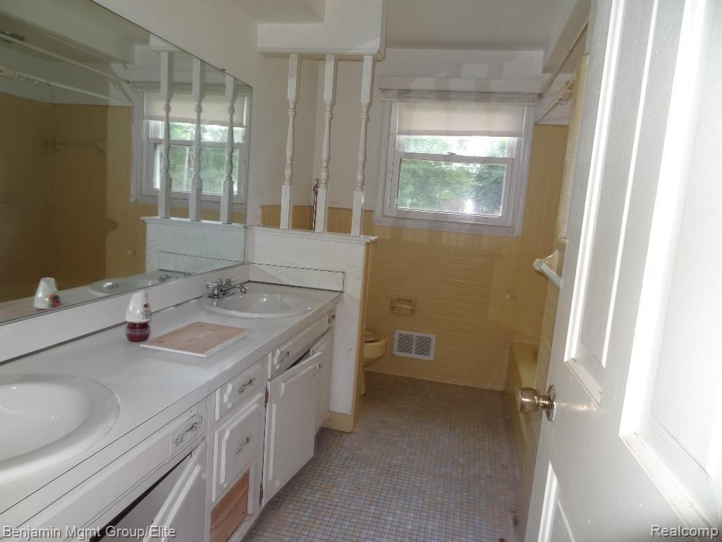 3829 Terrybrook Road West Bloomfield, MI 48322 - Photo 7 of 13 BATH2.jpg