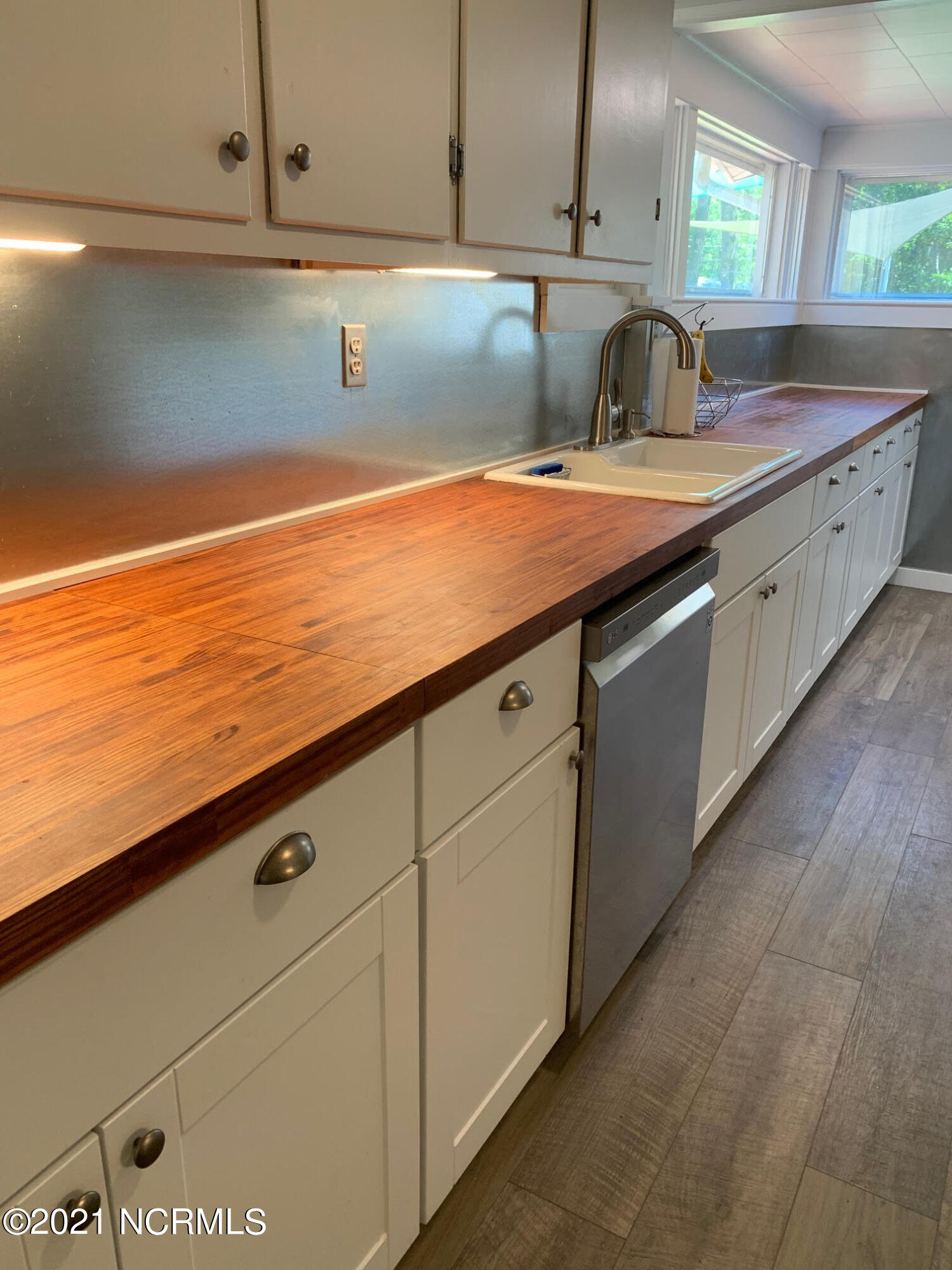 306 Golf Road Plymouth, NC 27962 - Photo 17 of 71 Under Cabinet Lighting
