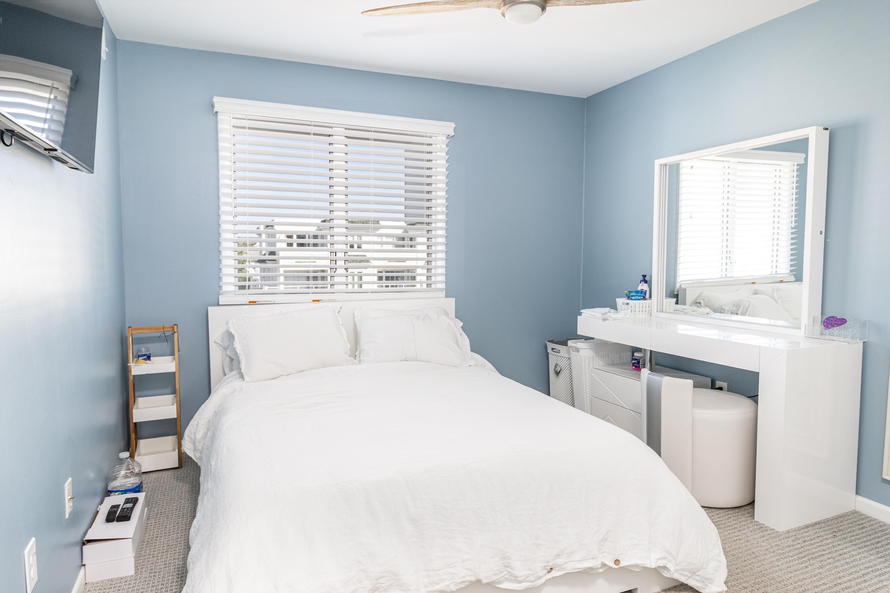 1708 Ocean Drive, Unit 6 Avalon, NJ 08202 - Photo 9 of 18 a bedroom with a large bed and a table