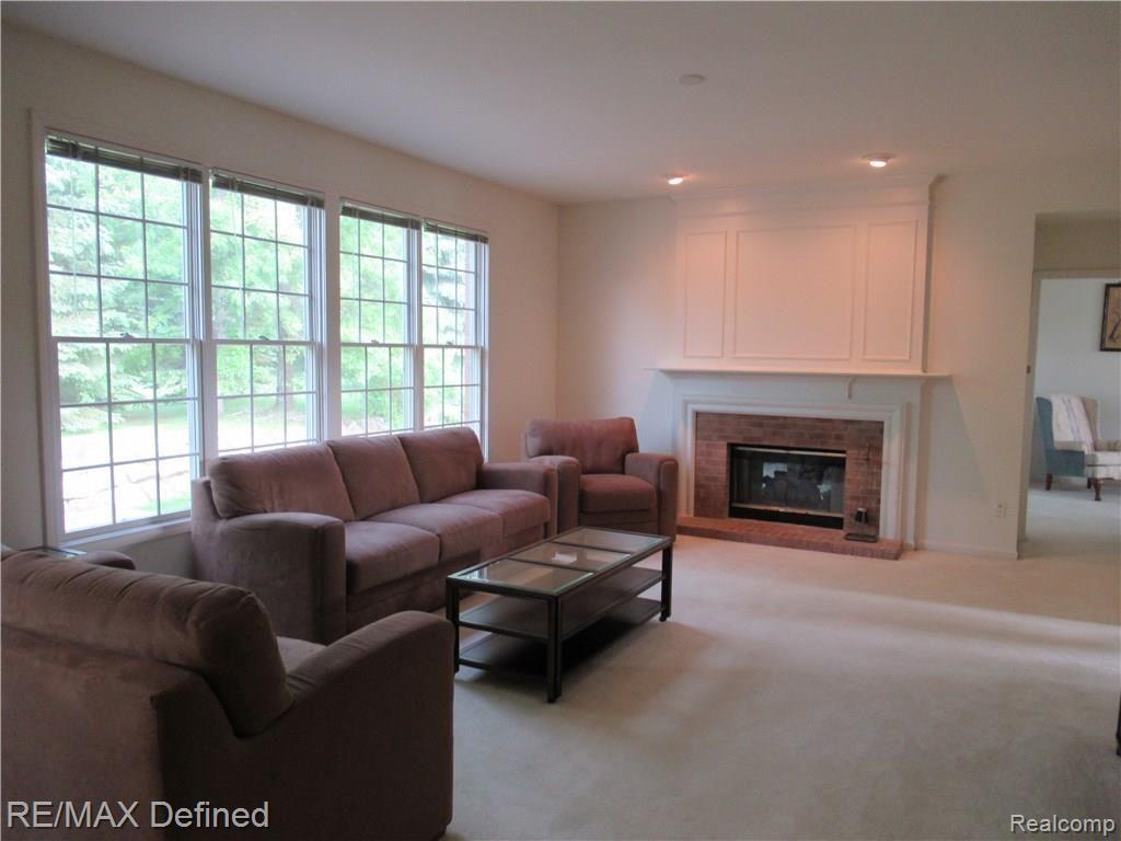 1131 Miners Run Rochester, MI 48306 - Photo 7 of 28 Large Family Room Windows