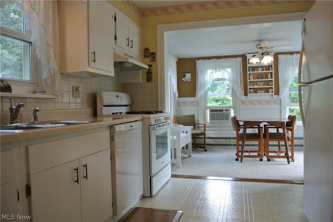 2945 Hillside Road Independence, OH 44131 - Photo 10 of 35 Large Kitchen with light and bright eat-in space.