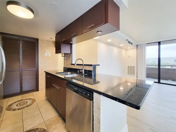 $2,200 | 3525 Sage Road, Unit 515, Houston, TX 77056