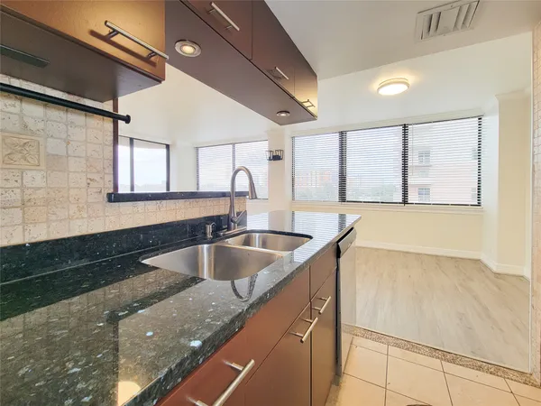 $2,200 | 3525 Sage Road, Unit 515, Houston, TX 77056