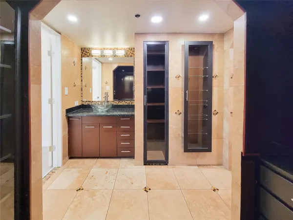 $2,200 | 3525 Sage Road, Unit 515, Houston, TX 77056
