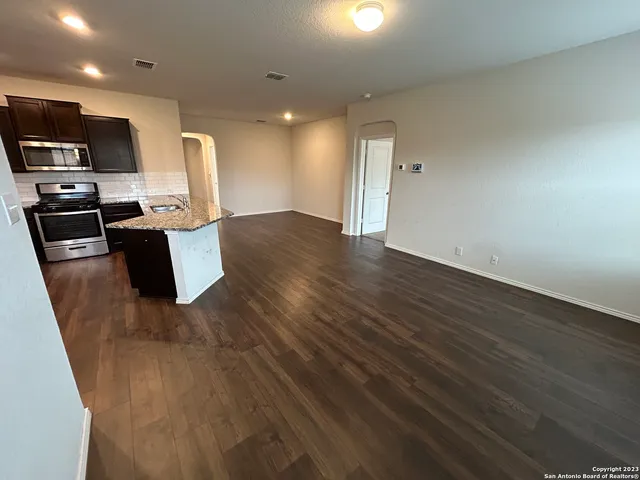 $1,725 | 8215 Falcon Meadow Drive, Converse, TX 78109