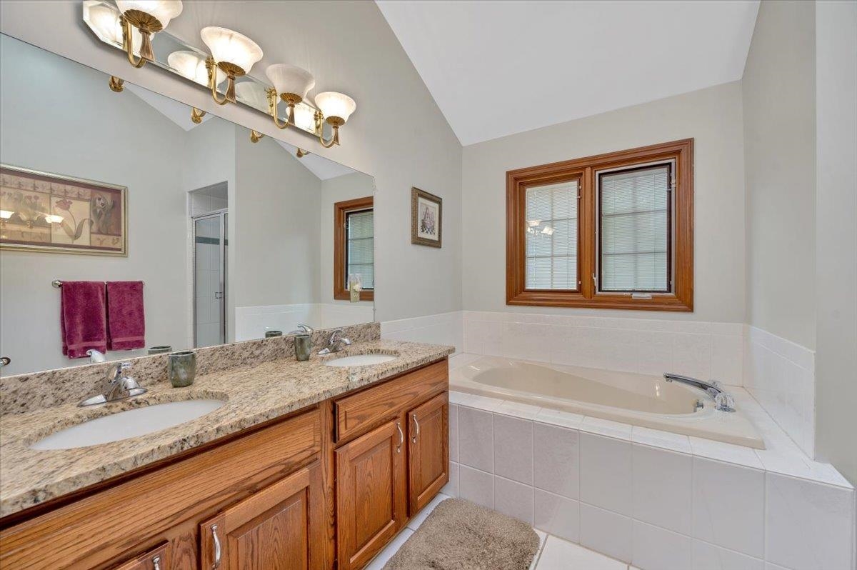 1042 Covington Pl Drive Rochester, MI 48309 - Photo 18 of 40 50114861-17.JPG