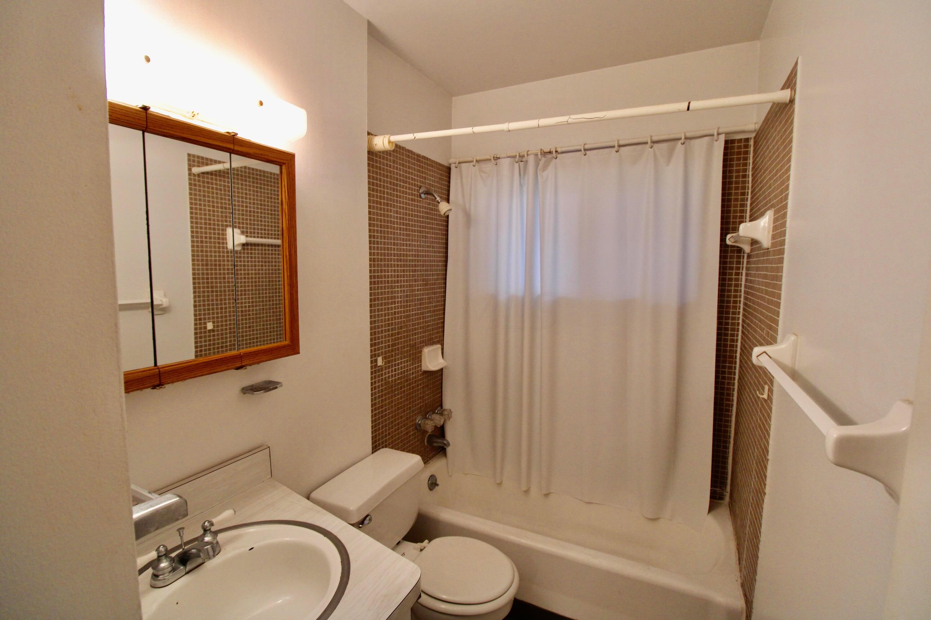 3464-3466 Eakin Road Columbus, OH 43204 - Photo 49 of 51 Fullbath in 1 bedroom unit