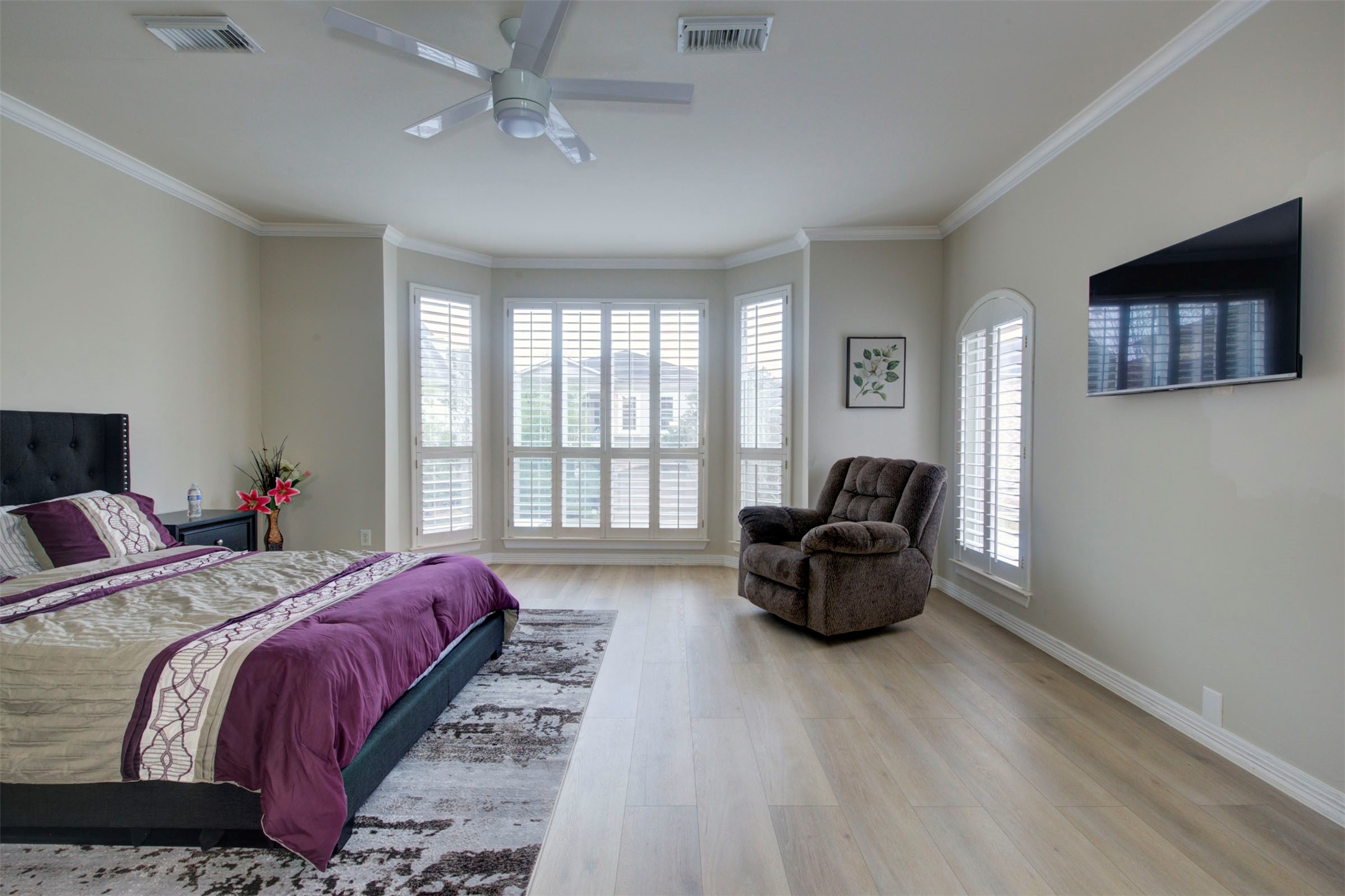 1711 Huldy Street, Unit A Houston, TX 77019 - Photo 14 of 38 a bed room with bed and windows