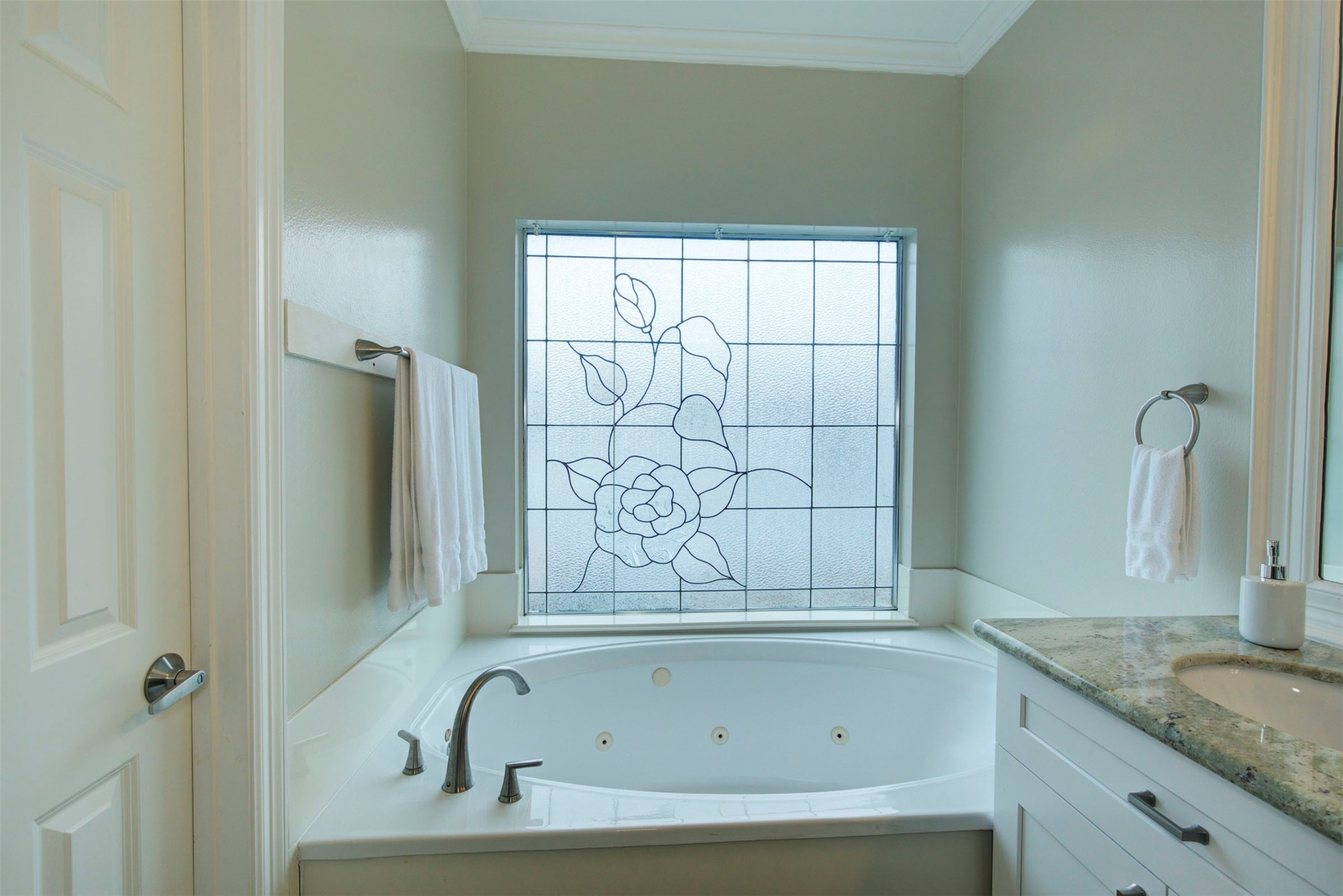 1711 Huldy Street, Unit A Houston, TX 77019 - Photo 17 of 38 a bathroom with a granite countertop window and a bathtub