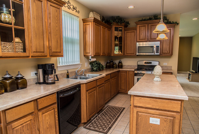 883 Oak Ridge Boulevard Elgin, IL 60120 - Photo 8 of 25