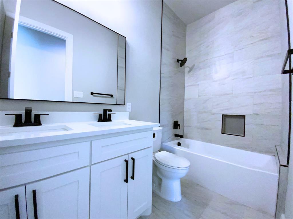 2770 Moffatt Avenue Dallas, TX 75216 - Photo 18 of 25 a bathroom with a sink a toilet and a bathtub