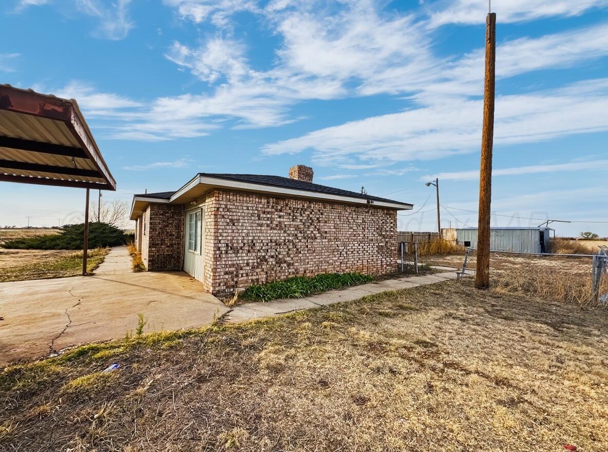 7811 Highway 86 Tulia, TX 79088 - Photo 3 of 19 a view of a backyard of the house