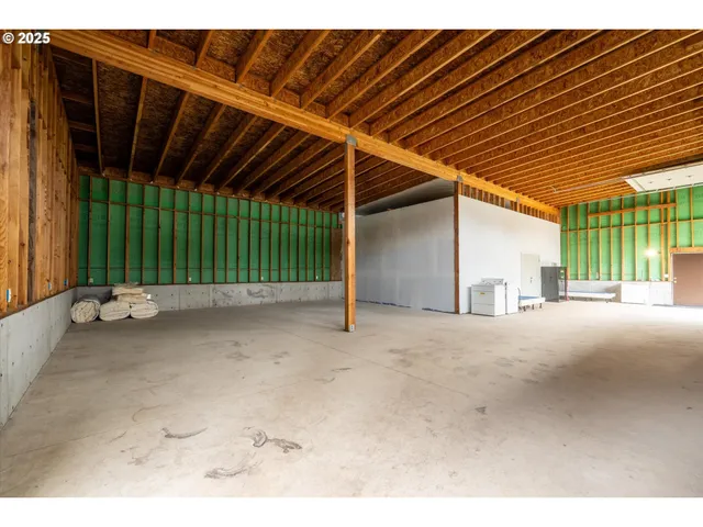 a view of a fountain in front of the house