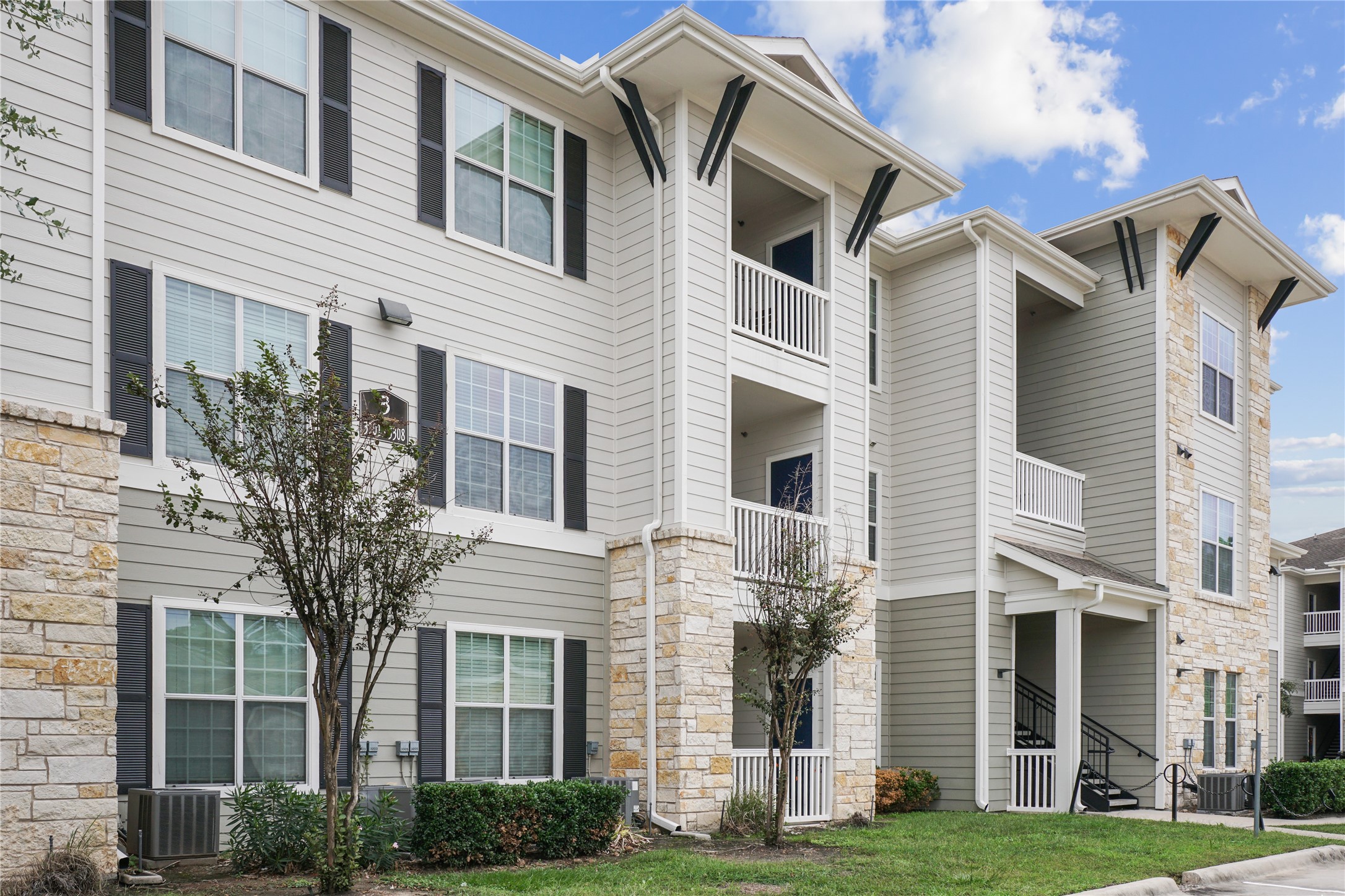 11925 Jones Road, Unit 2106 Houston, TX 77070 - Photo 21 of 21 a front view of a house with a yard