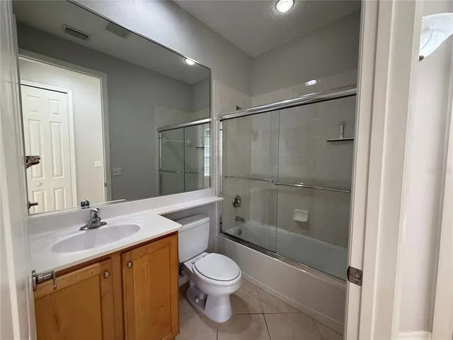 a view of empty room with window