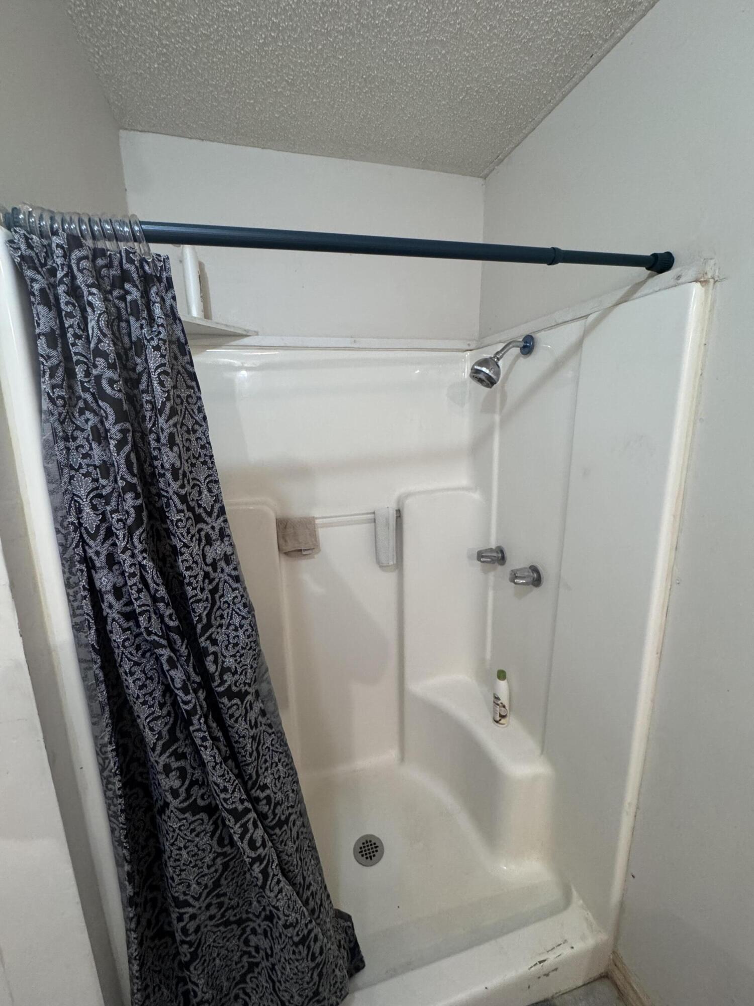 1401 South Canyon Avenue Lamesa, TX 79331 - Photo 31 of 32 a bathroom with a bathtub