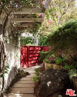 $2,595,000 | 2764 Outpost Drive, Los Angeles, CA 90068