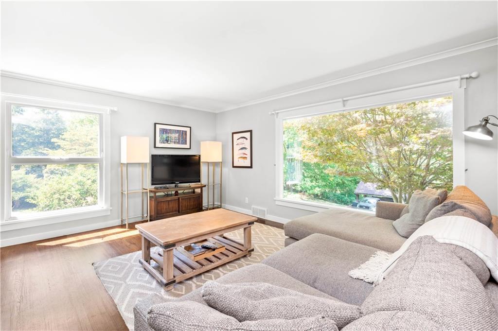 8 Thornridge Road Pittsburgh, PA 15202 - Photo 3 of 18 This home is completely move-in ready!